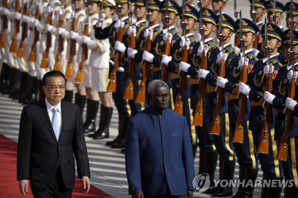 리커창 중국 총리와 의장대 사열하는 솔로몬제도 총리