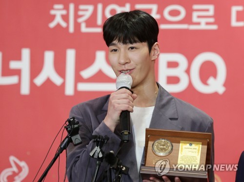 Short tracker Hwang Dae-heon named top male athlete of Beijing 2022 by ANOC