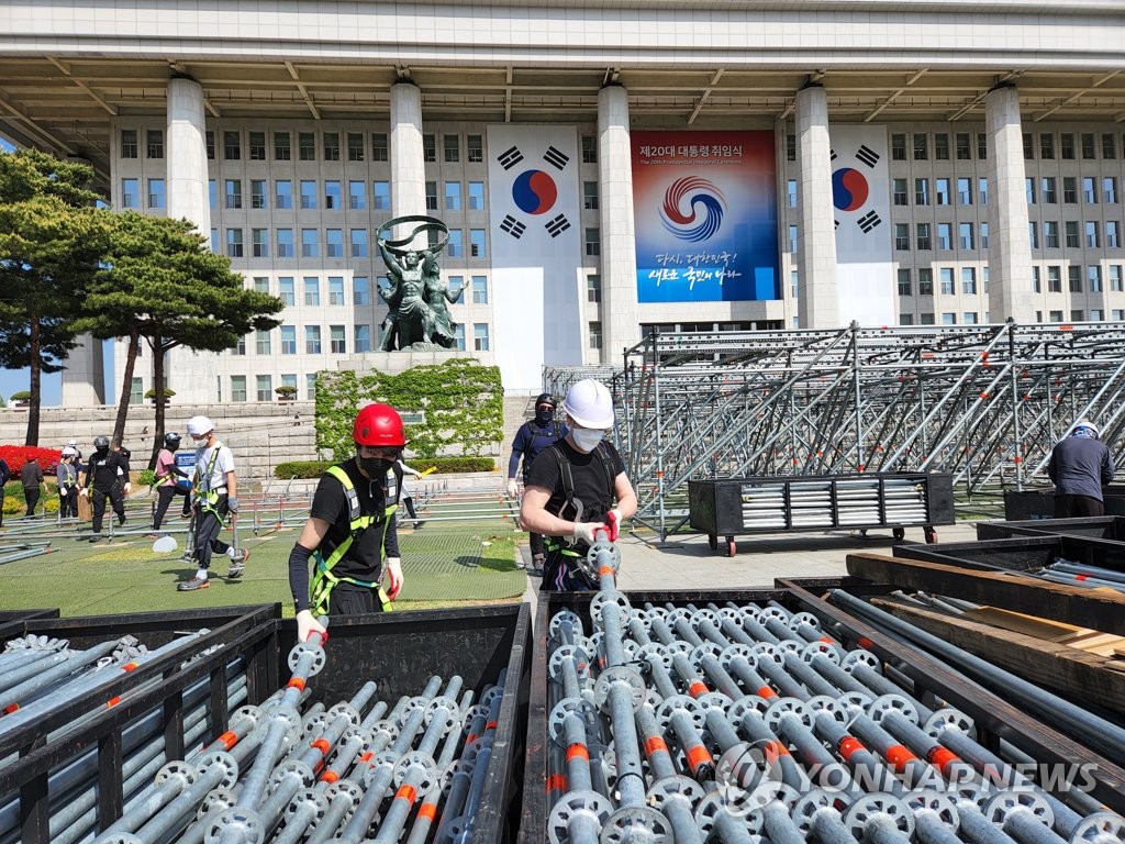 Work to prepare for the inaugural ceremony of President-elect Yoon Suk-yeol is under way in front of the National Assembly in Seoul, in this April 26, 2022, file photo. The event is set for May 10. (Pool photo) (Yonhap)