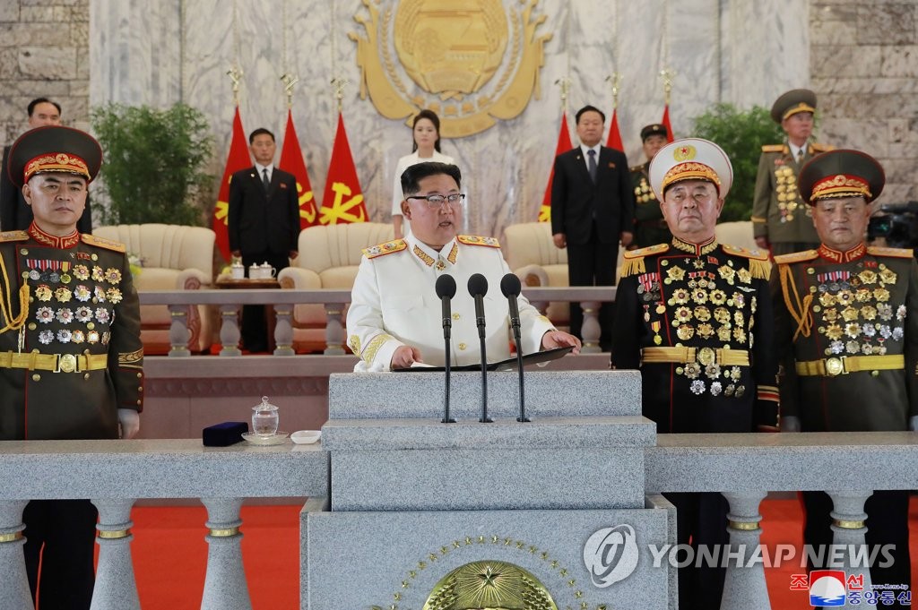 열병식서 연설하는 북한 김정은