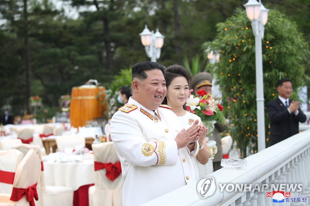 북한 김정은, 경축행사에 참가한 군 지휘관들 격려