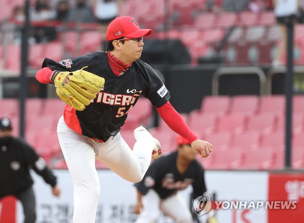 Yang Hyeon-jong of the Kia Tigers pitches against the KT Wiz during the bottom of the first inning of a Korea Baseball Organization regular season game at KT Wiz Park in Suwon, 45 kilometers south of Seoul, on April 26, 2022. (Yonhap)