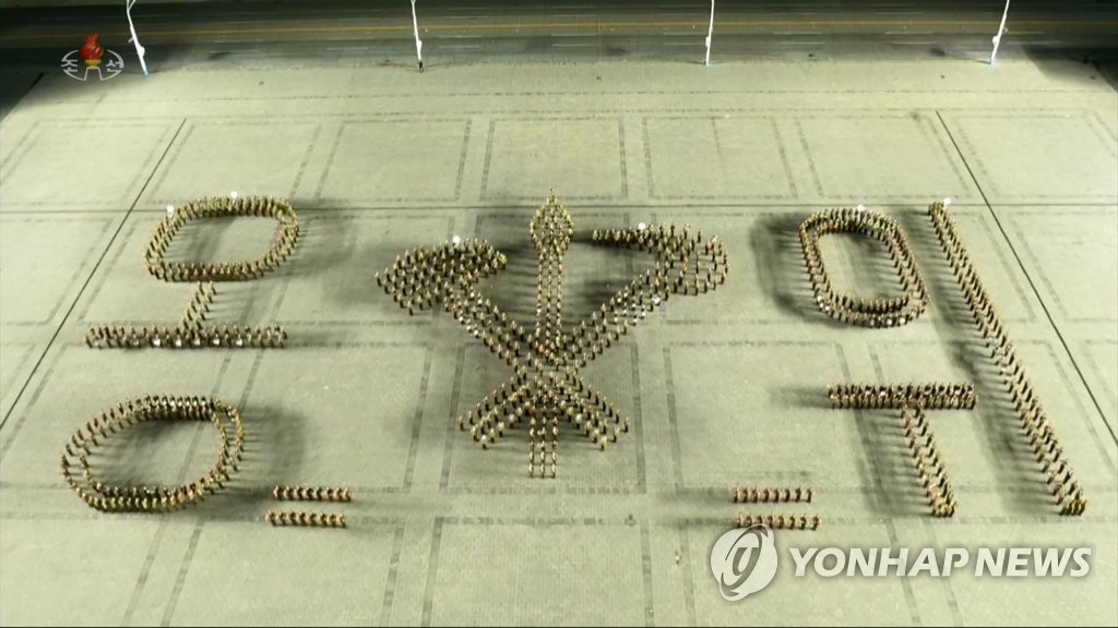 كوريا الشمالية تضفي جوا من البهجة في العرض العسكري الأخير مع القفز بالمظلات والألعاب النارية - 3