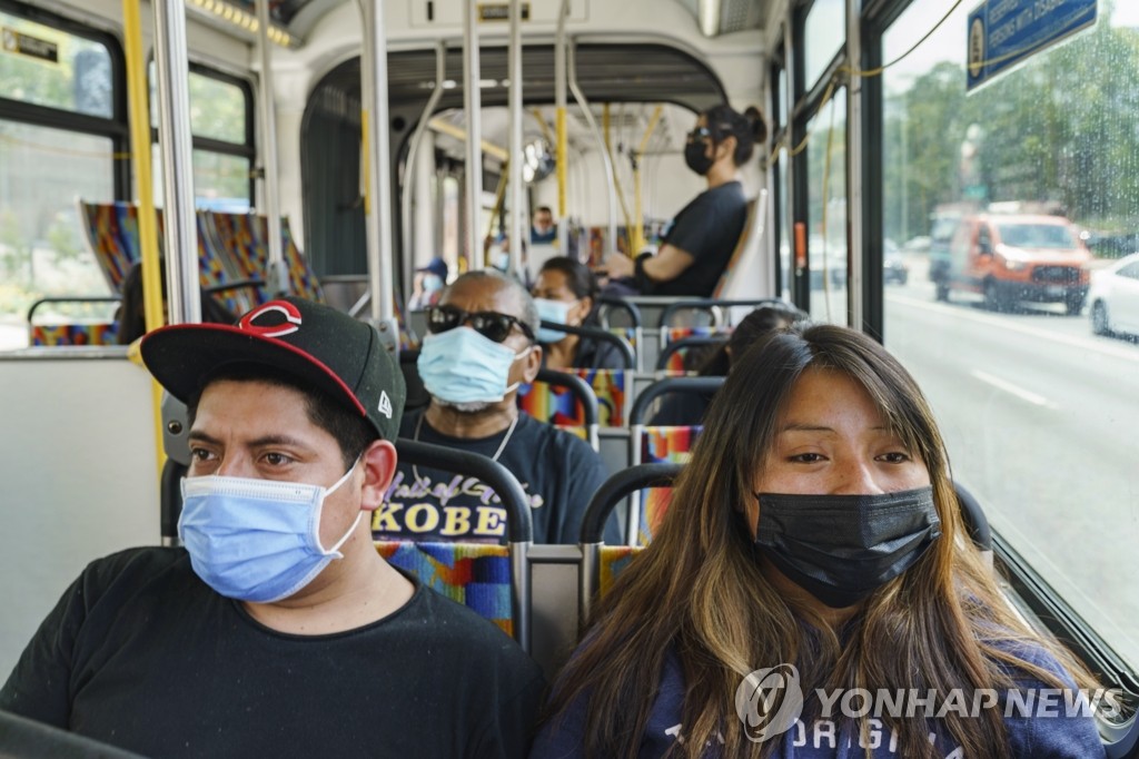 대중교통에서 마스크를 착용하는 미국인들