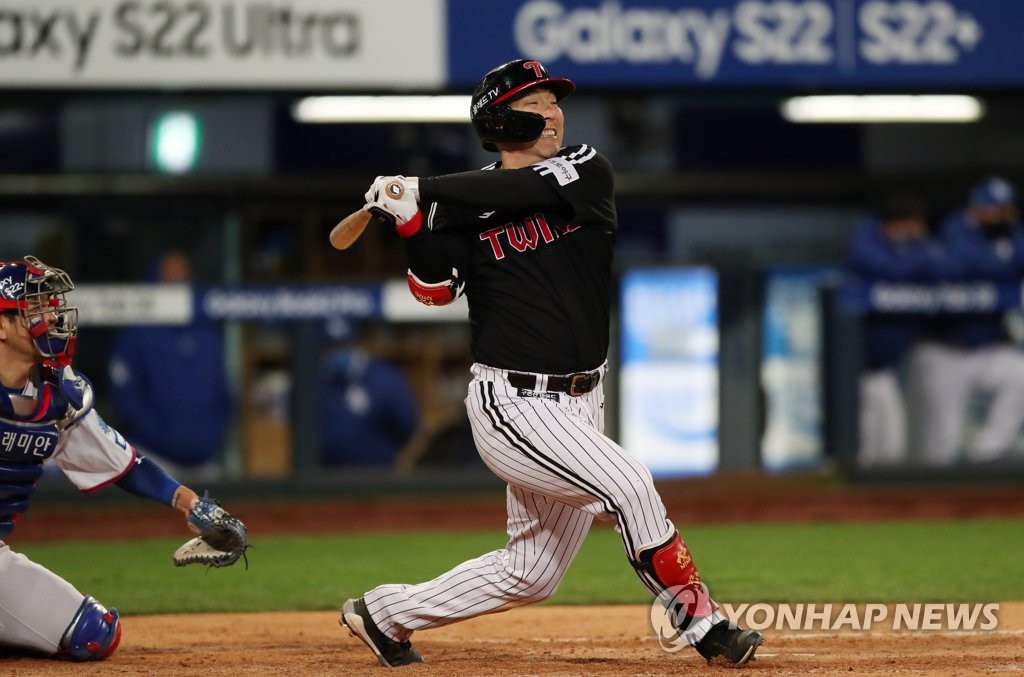 In this file photo from April 28, 2022, Kim Hyun-soo of the LG Twins hits a two-run home run against the Samsung Lions during the top of the ninth inning of a Korea Baseball Organization regular season game at Daegu Samsung Lions Park in Daegu, 300 kilometers southeast of Seoul. (Yonhap)