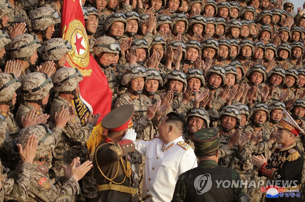 북한 김정은, 열병식 참가자들과 기념사진