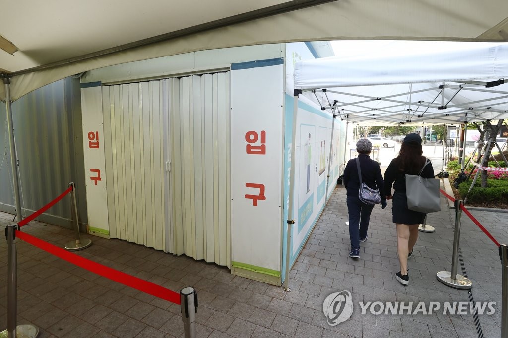 (LEAD) S. Korea's new COVID-19 cases below 20,000 for 3rd day as pandemic slows down