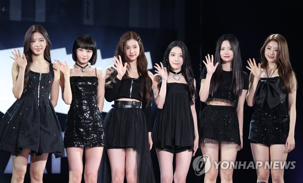 Le girls band de K-pop pose pour une séance photos au gymnase de Jangchung, dans le centre de Séoul, le lundi 2 mai 2022, lors d'un événement marquant ses débuts avec l'album «Fearless».
