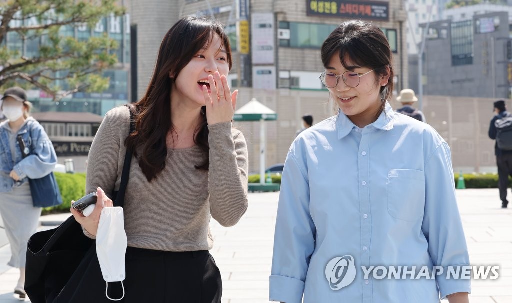 This photo taken on May 3, 2022, shows students at Ewha Womans University in Seoul as the government lifted the outdoor mask mandate on May 2. (Yonhap)