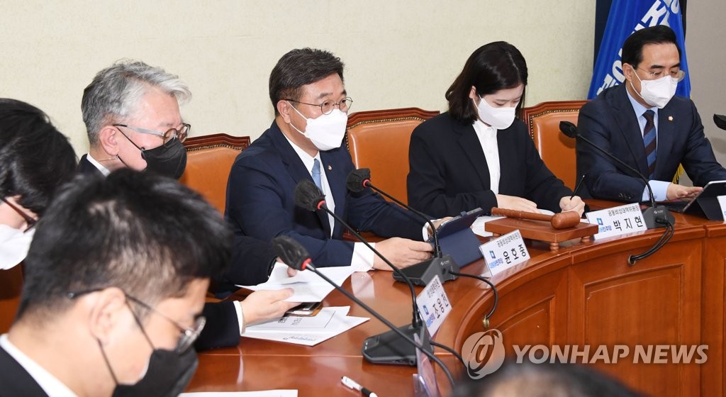 Ho-joong Yun, chairman of the Joint Emergency Response Committee, speaking