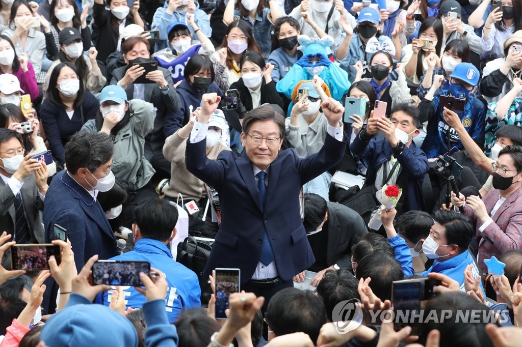 Lee Jae-myung, former governor of Gyeonggi Province, greets his supporters during a press conference in Incheon, 40 kilometers west of Seoul, on May 8, 2022, where he declared his bid for a parliamentary seat in the June by-elections. (Pool photo) (Yonhap)