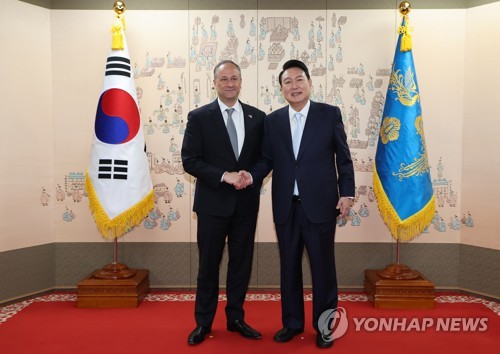 (LEAD) Yoon s'engage à donner la priorité au développement de l'alliance Séoul-Washington