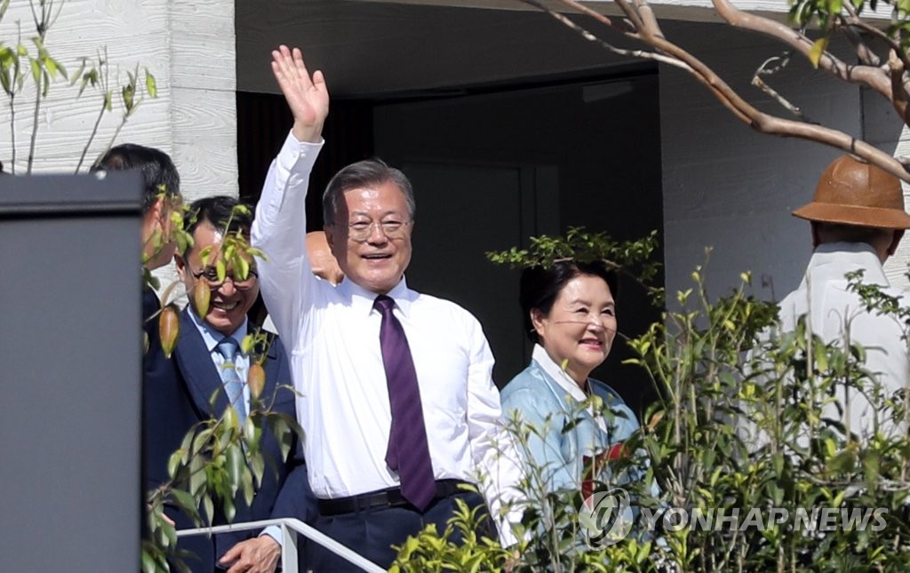 사저 도착한 문재인 전 대통령 내외