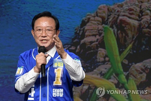 '선거법 위반' 재판받는 송철호 "선거 중요해"…또 불출석