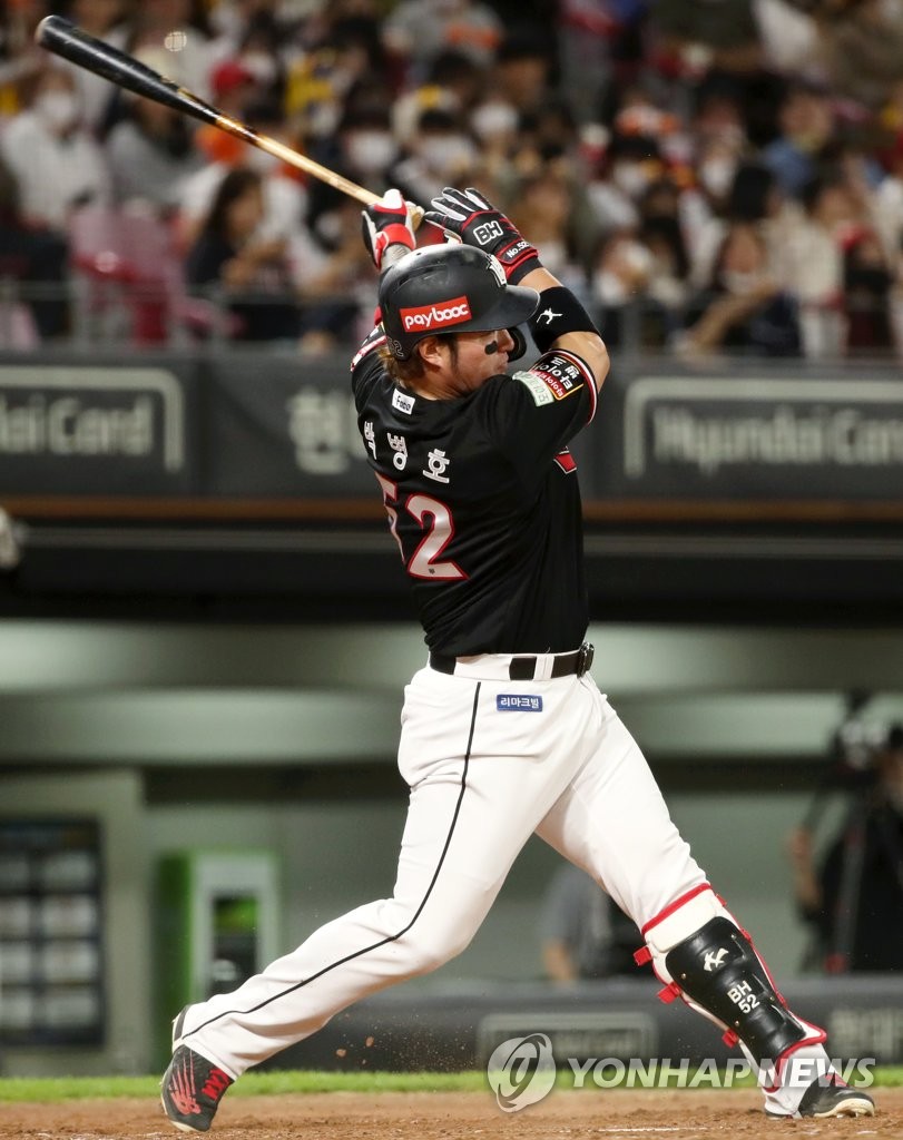 In this file photo from May 11, 2022, Park Byung-ho of the KT Wiz takes a swing against the Kia Tigers during the top of the fourth inning of a Korea Baseball Organization regular season game at Gwangju-Kia Champions Field in Gwangju, 330 kilometers south of Seoul. (Yonhap)