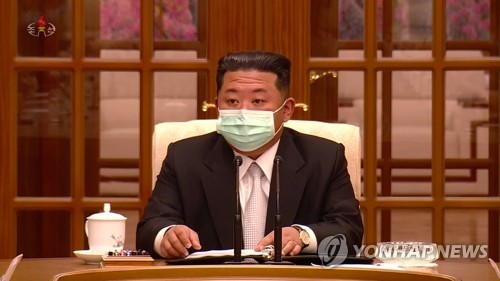 북한, 김정은 '마스크 착용' 첫 공개