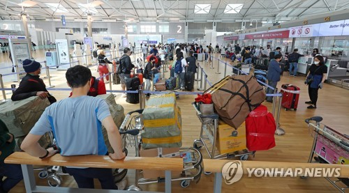 (LEAD) S. Korea's new COVID-19 cases under 30,000 for 2nd day amid eased virus curbs