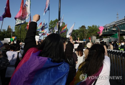 대통령 집무실 앞 지나는 성소수자 행진