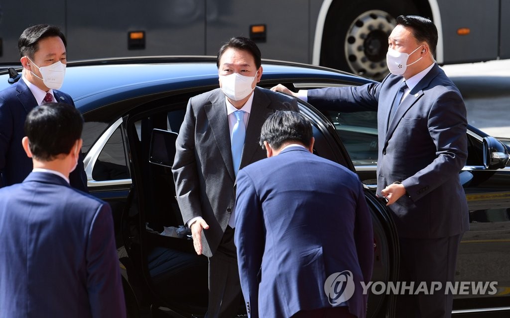 El presidente surcoreano, Yoon Suk-yeol (centro), llega a la Asamblea Nacional, en Seúl, el 16 de mayo de 2022, para pronunciar su primer discurso presupuestario. (Foto del cuerpo de prensa. Prohibida su reventa y archivo)