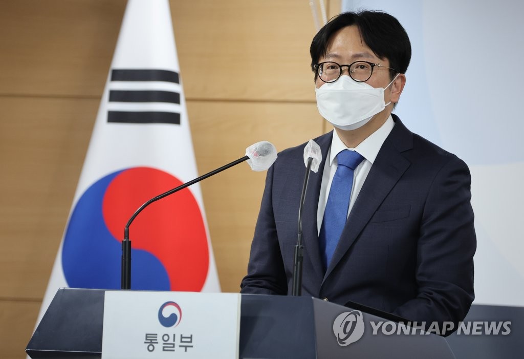 La foto, tomada el 16 de mayo de 2022, muestra al portavoz del Ministerio de Unificación, Cho Joong-hoon, hablando durante una conferencia de prensa regular, en el complejo gubernamental de Seúl.
