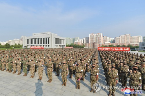 Des soldats nord-coréens du domaine médical de l'Armée populaire de Corée (APC) sont rassemblés devant le ministère de la Défense à Pyongyang, le lundi 16 mai 2022, avant de commencer leur mission de livraison de médicaments aux pharmacies sur fond de lutte contre l'épidémie de nouveau coronavirus (Covid-19), rapporte le lendemain l'Agence centrale de presse nord-coréenne (KCNA). (Utilisation en Corée du Sud uniquement et redistribution interdite)