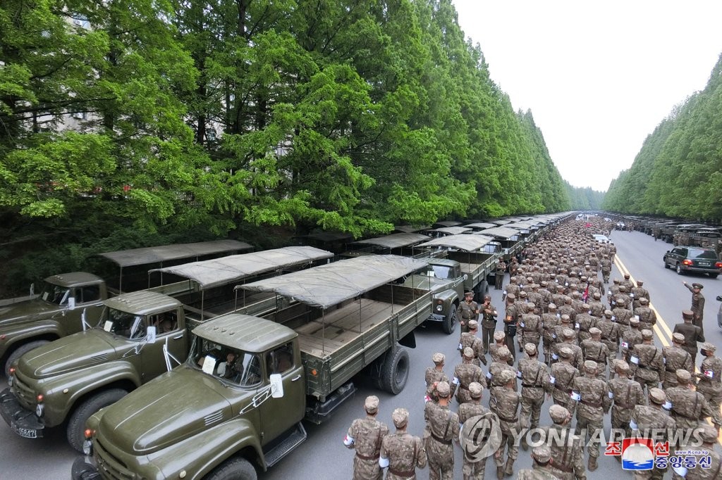 الجيش الكوري الشمالي في مهمة توزيع أدوية كوفيد-19