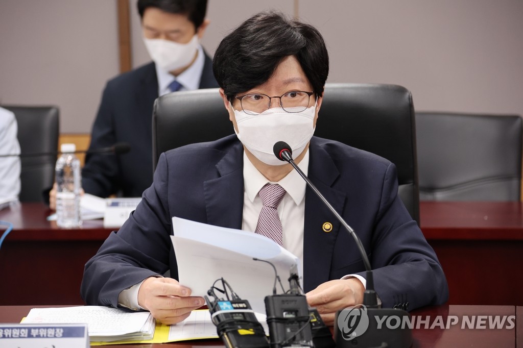 Kim So-young, vice chairman of the Financial Services Commission, speaks during a meeting at the government complex in Seoul on May 18, 2022, to discuss ways to prevent the occurrence of financial risks. (Yonhap)