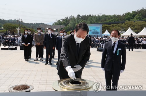 الرئيس يون يحرق بخورا أمام النصب التذكاري لانتفاضة كوانغجو