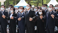 '님을 위한 행진곡' 제창하는 윤석열 대통령