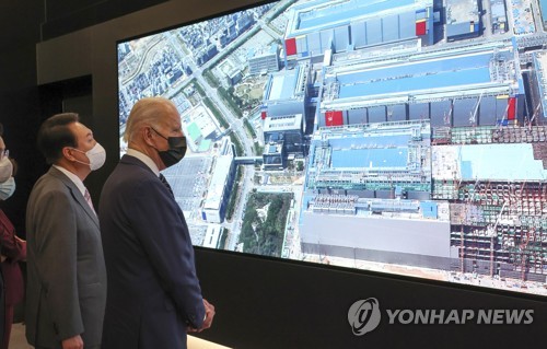 ５月にソウル近郊の京畿道平沢市にあるサムスン電子の半導体工場を視察したバイデン米大統領（右）と尹錫悦（ユン・ソクヨル）大統領（資料写真）＝（聯合ニュース）