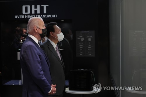 Yoon y Biden en una planta de chips de Samsung