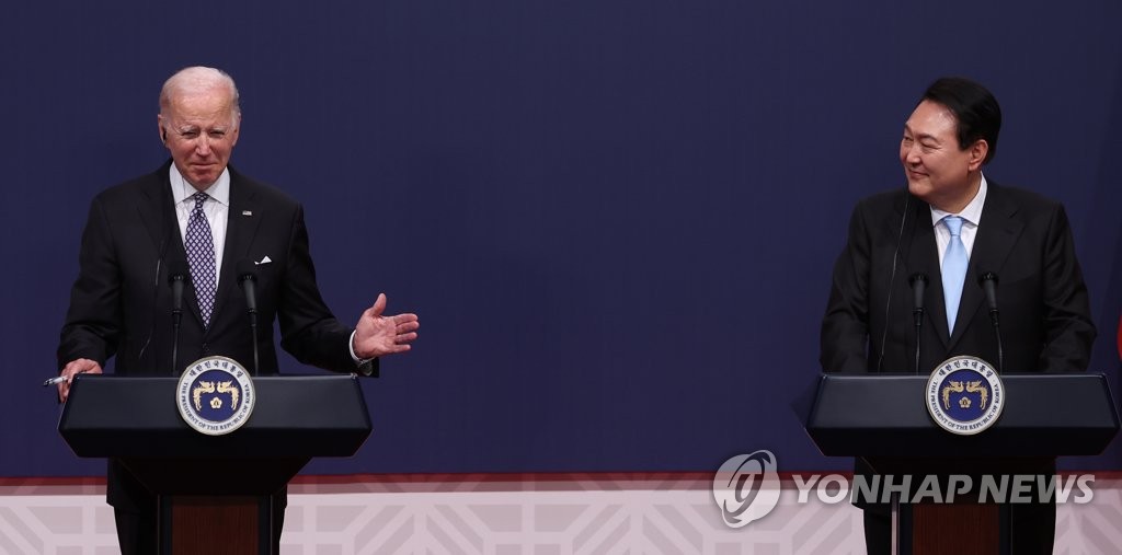 يون وبايدن يتفقان على توسيع التدريبات العسكرية المشتركة للتعامل مع التهديدات الكورية الشمالية - 3