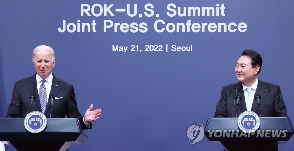 Presidents Yoon Suk-yeol (R) and Joe Biden attend a joint press conference at South Korea's presidential office in Seoul on May 21, 2022. (Yonhap)