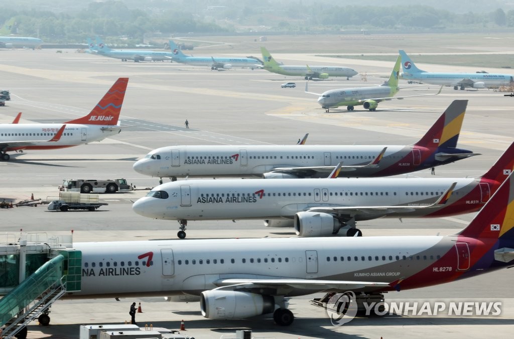 Los aviones de pasajeros de Asiana Airlines están estacionados, el 24 de mayo de 2022, en el Aeropuerto Internacional de Gimpo en Seúl.