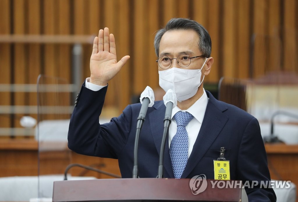 Kim Kyou-hyun, le candidat au poste de directeur du Service national du renseignement (NIS), prête serment au début de son audience de confirmation à l'Assemblée nationale de Séoul, le 25 mai 2022.