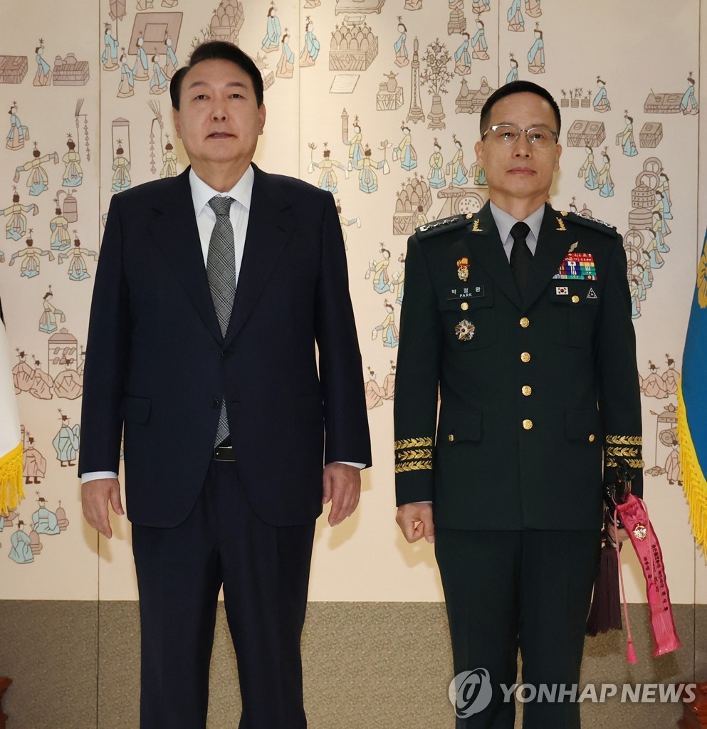 Yoon attends ceremony for new Army chief