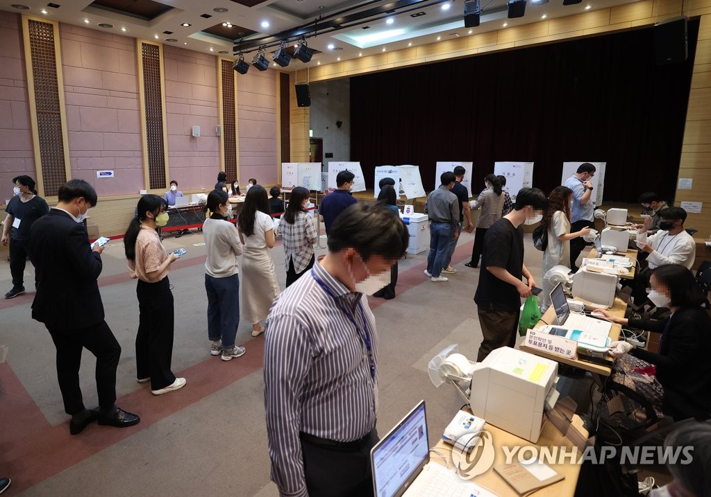 People wait in line to cast their ballots in early voting for the June 1 local elections at a polling station in Seoul on May 27, 2022. (Yonhap) 