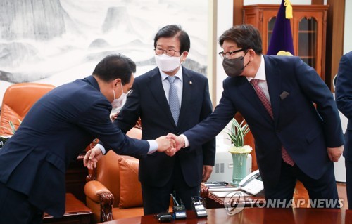 인사 나누는 박병석 국회의장과 여·야 원내대표