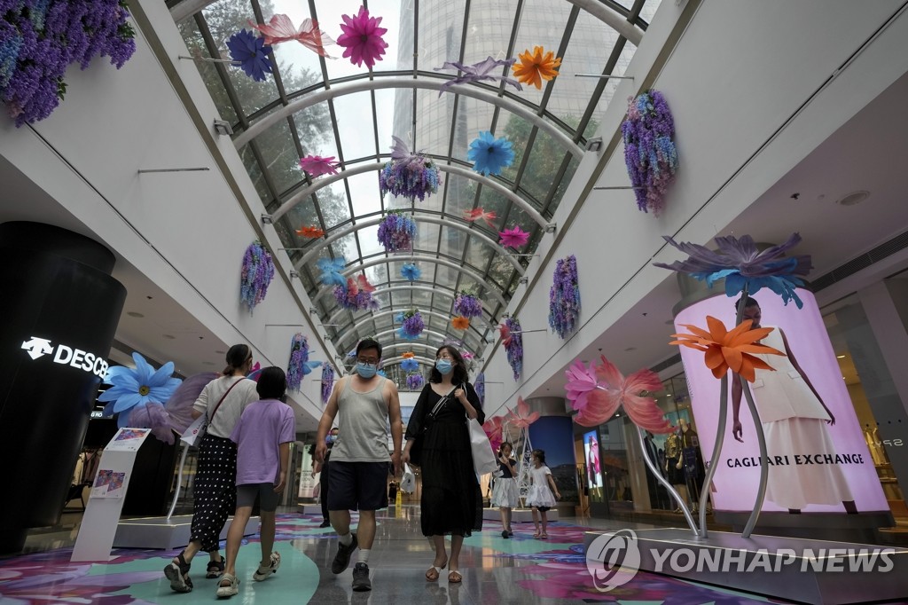 영업재개한 쇼핑몰 찾은 중국 베이징 주민들