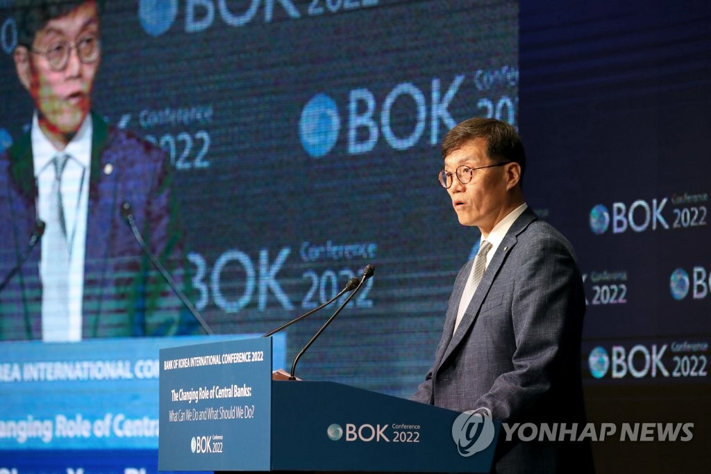Bank of Korea (BOK) Gov. Rhee Chang-yong delivers an opening speech at the BOK International Conference 2022 titled "The Changing Role of Central Banks: What Can We Do and What Should We Do?" at a Seoul hotel on June 2, 2022, in this file photo provided by the central bank. (PHOTO NOT FOR SALE) (Yonhap)