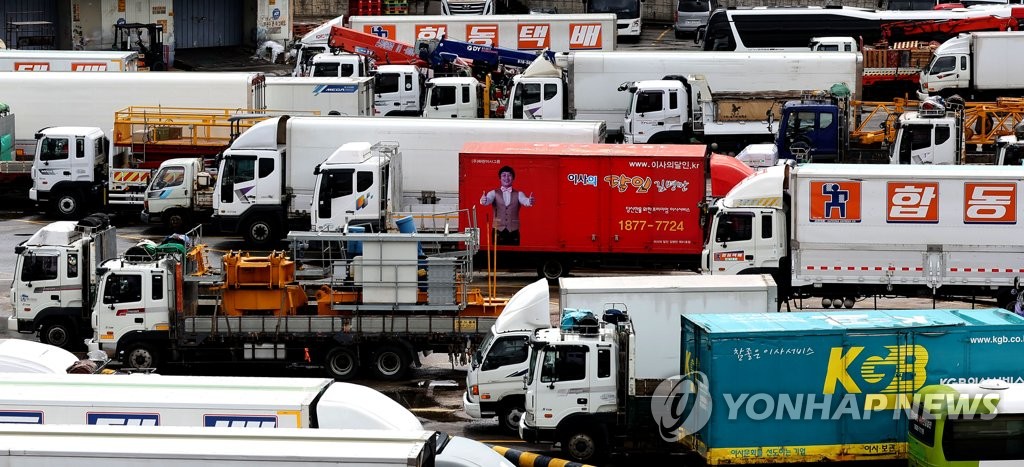トラック運転手らが無期限スト突入　長期化なら経済混乱も＝韓国
