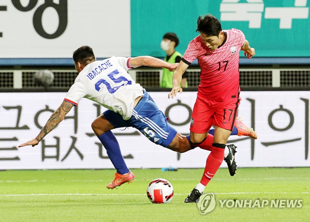 Na Sang-ho of South Korea (R) tries to dribble past Alex Ibacache of Chile during the countries' friendly football match at Daejeon World Cup Stadium in Daejeon, 160 kilometers south of Seoul, on June 6, 2022. (Yonhap)