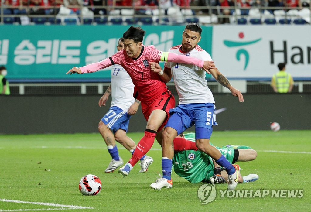 Son Heung-min of South Korea (L) tries to fend off Paulo Diaz of Chile during the countries' friendly football match at Daejeon World Cup Stadium in Daejeon, 160 kilometers south of Seoul, on June 6, 2022. (Yonhap)