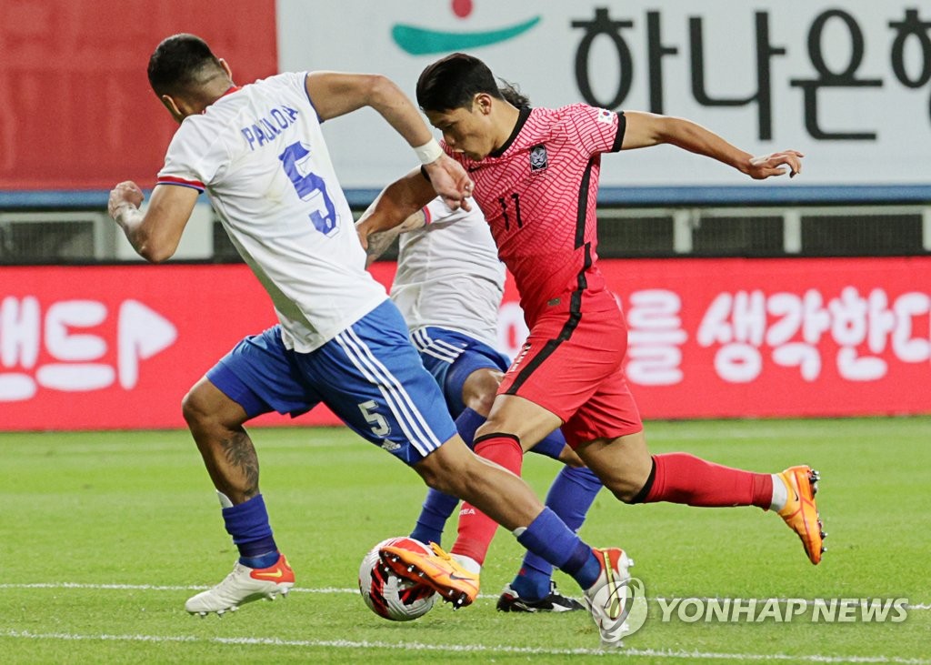 Hwang Hee-chan of South Korea (C) tries to dribble past Paulo Diaz of Chile (L) during the countries' friendly football match at Daejeon World Cup Stadium in Daejeon, 160 kilometers south of Seoul, on June 6, 2022. (Yonhap)