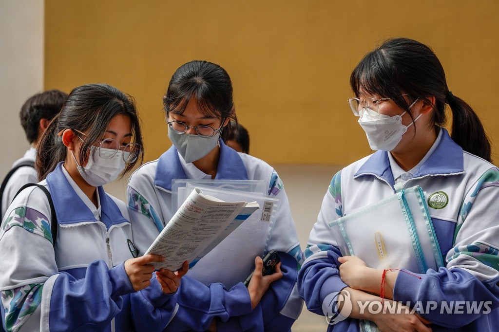 中 대입시험 첫날 문제 복기하는 베이징 수험생들
