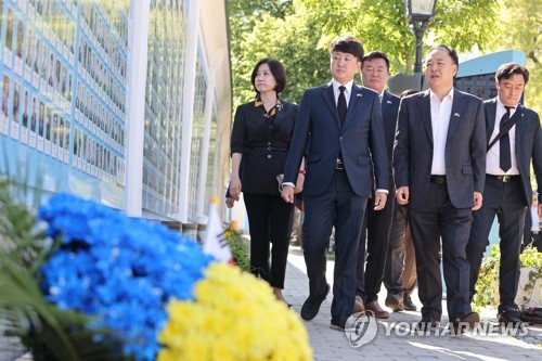 وفد الحزب الحاكم يعود إلى كوريا من زيارته إلى أوكرانيا