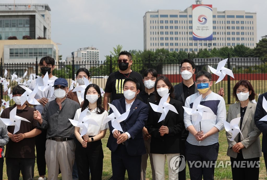 용산공원에서 기념 촬영