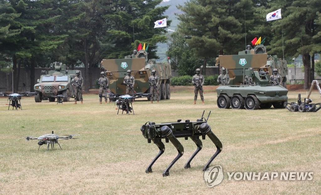 유무인 복합전투체계 시범에 등장한 4족 로봇 '로봇 개'