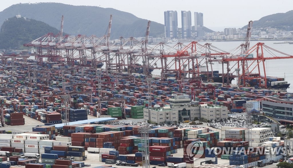 輸出の伸びが鈍化傾向にある。釜山港に並ぶコンテナ（資料写真）＝（聯合ニュース）
