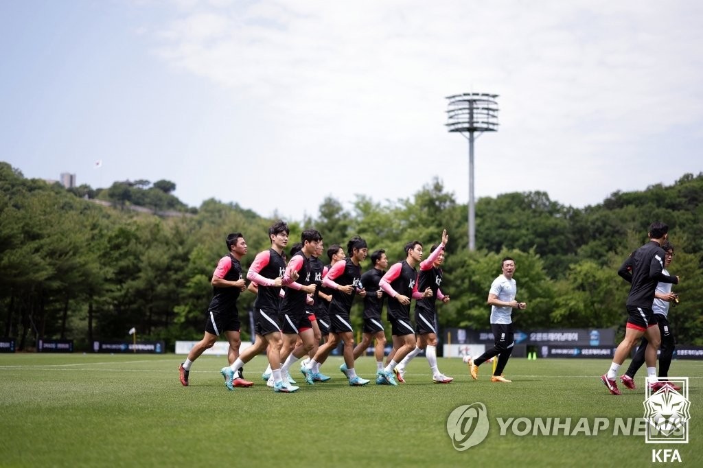 Members of the South Korean men's national football team train at the National Football Center in Paju, Gyeonggi Province, during an open training session on June 11, 2022, in this photo provided by the Korea Football Association. (PHOTO NOT FOR SALE) (Yonhap)